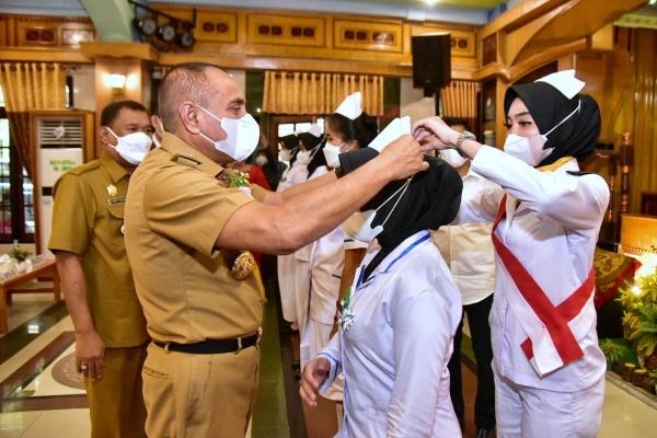 Capping and Pinning Day Inkes Deli Husada dan Medistra, Edy Rahmayadi Dorong Peningkatan Kualitas Mahasiswa